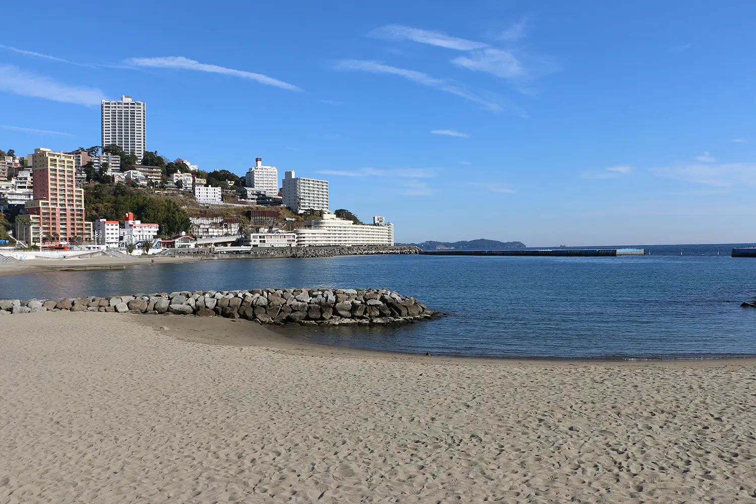 白砂と青い海が広がる熱海サンビーチ