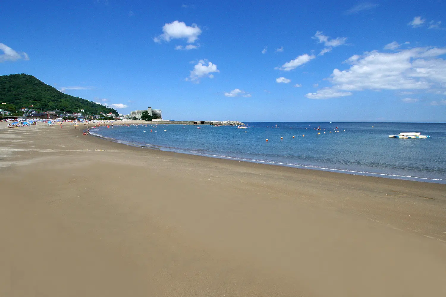静かな砂浜と青い空と海