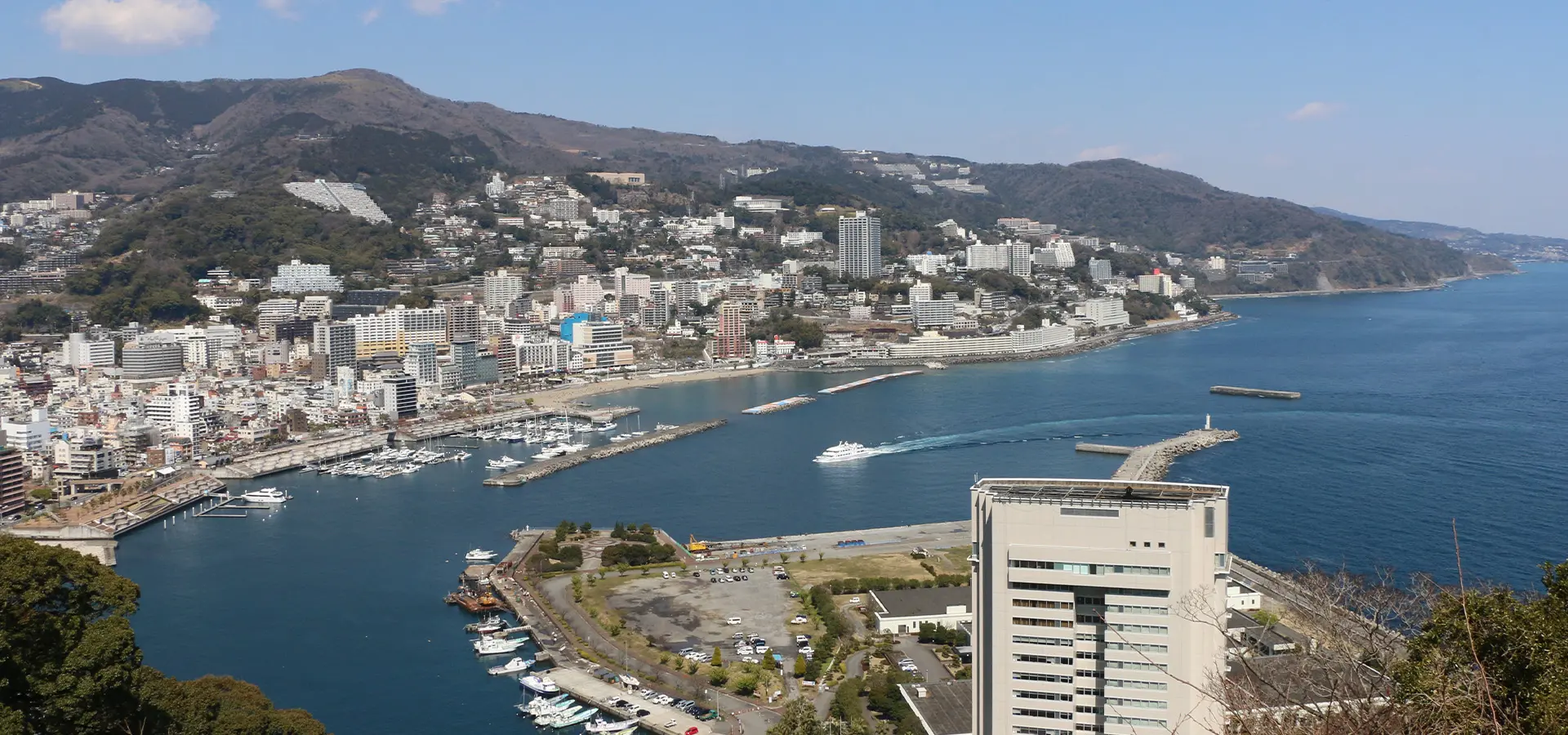 青い海と緑の山が広がる熱海の海岸