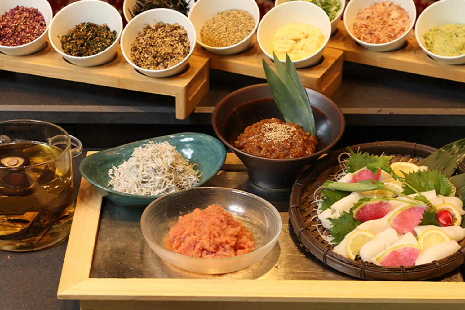 「勝手丼」や、ライブキッチン