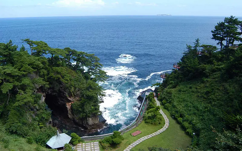 ホテルが位置する錦ヶ浦は、伊豆半島ジオパークにも登録されている地形