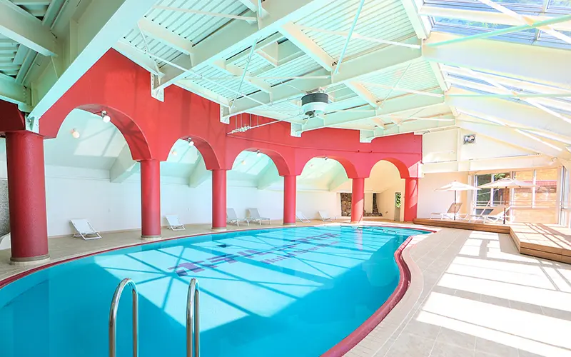 屋内の温水プール