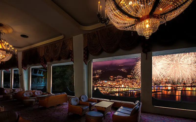 の前で打ち上がる花火を宿泊者様限定でホテルのロビー特等席からご覧いただけます