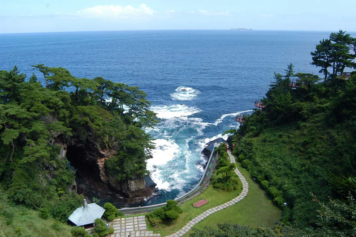 錦ヶ浦の断崖に建つ、海に囲まれた絶景ロケーション