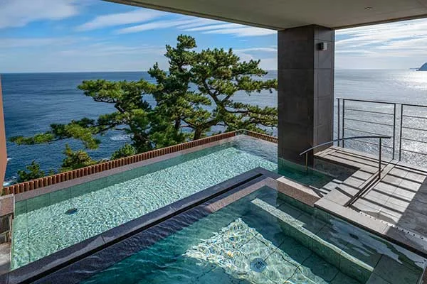 断崖の段々湯