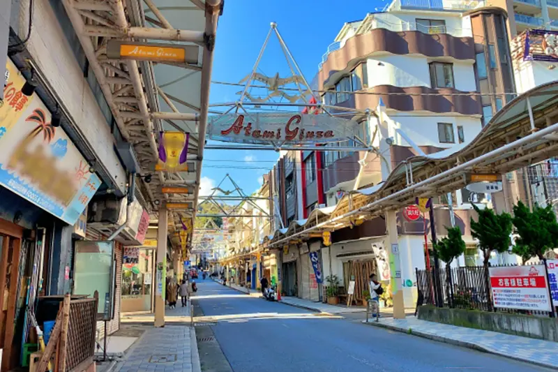 食べ歩きが楽しい商店街