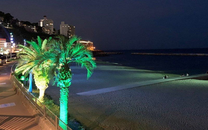 熱海サンビーチで夜景を楽しむ