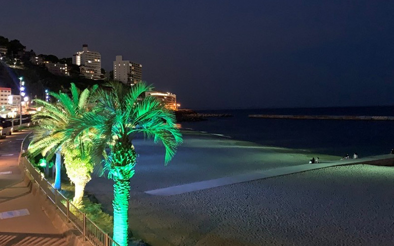 熱海サンビーチのライトアップと夜景