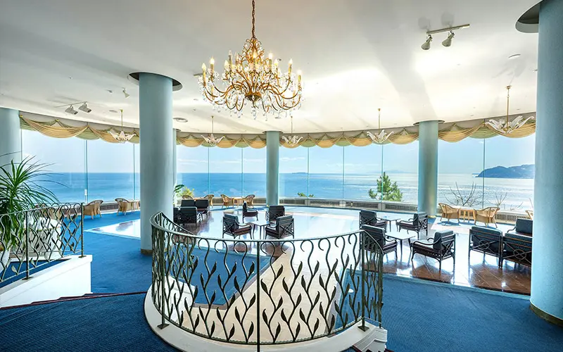 ロイヤルラウンジ