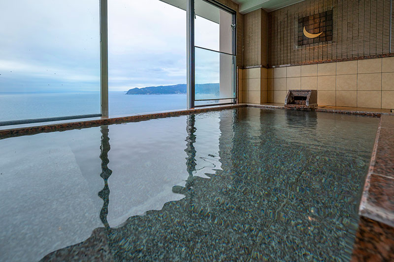 大海原に面した湯船