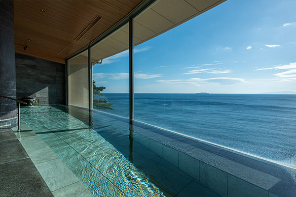 Indoor bath - On the side of the bathtub leading to the sea -