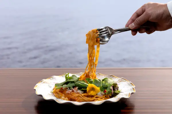 ズワイガニのトマトクリームフェットチーネ